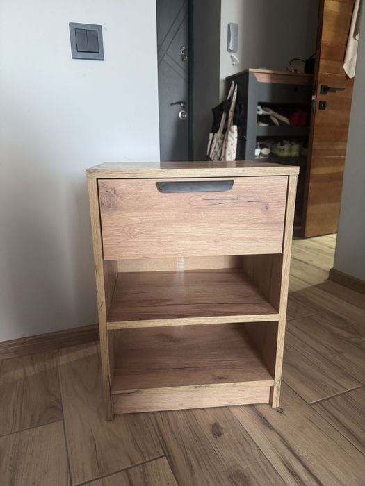 Тумба приліжкова