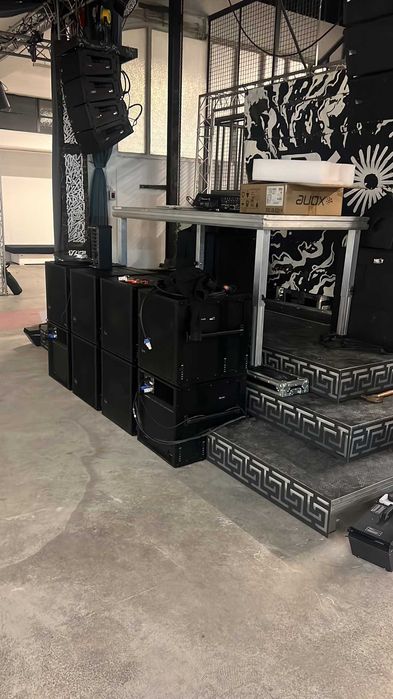 Aluguer palco, estrados praticaveis/Guarda-corpos/Escadas praticaveis/