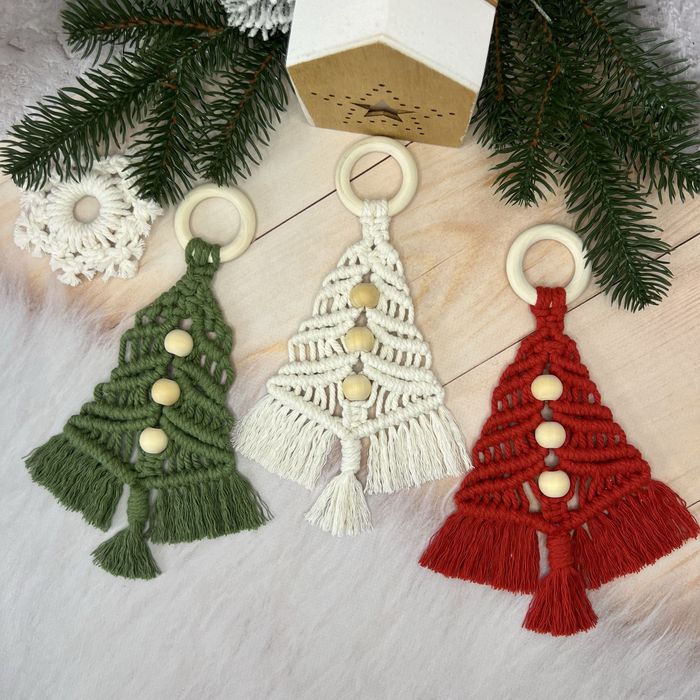 Новорічна ялинка з макраме