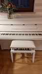 Piękne białe pianino firmy Yamaha +siedzisko+metronom