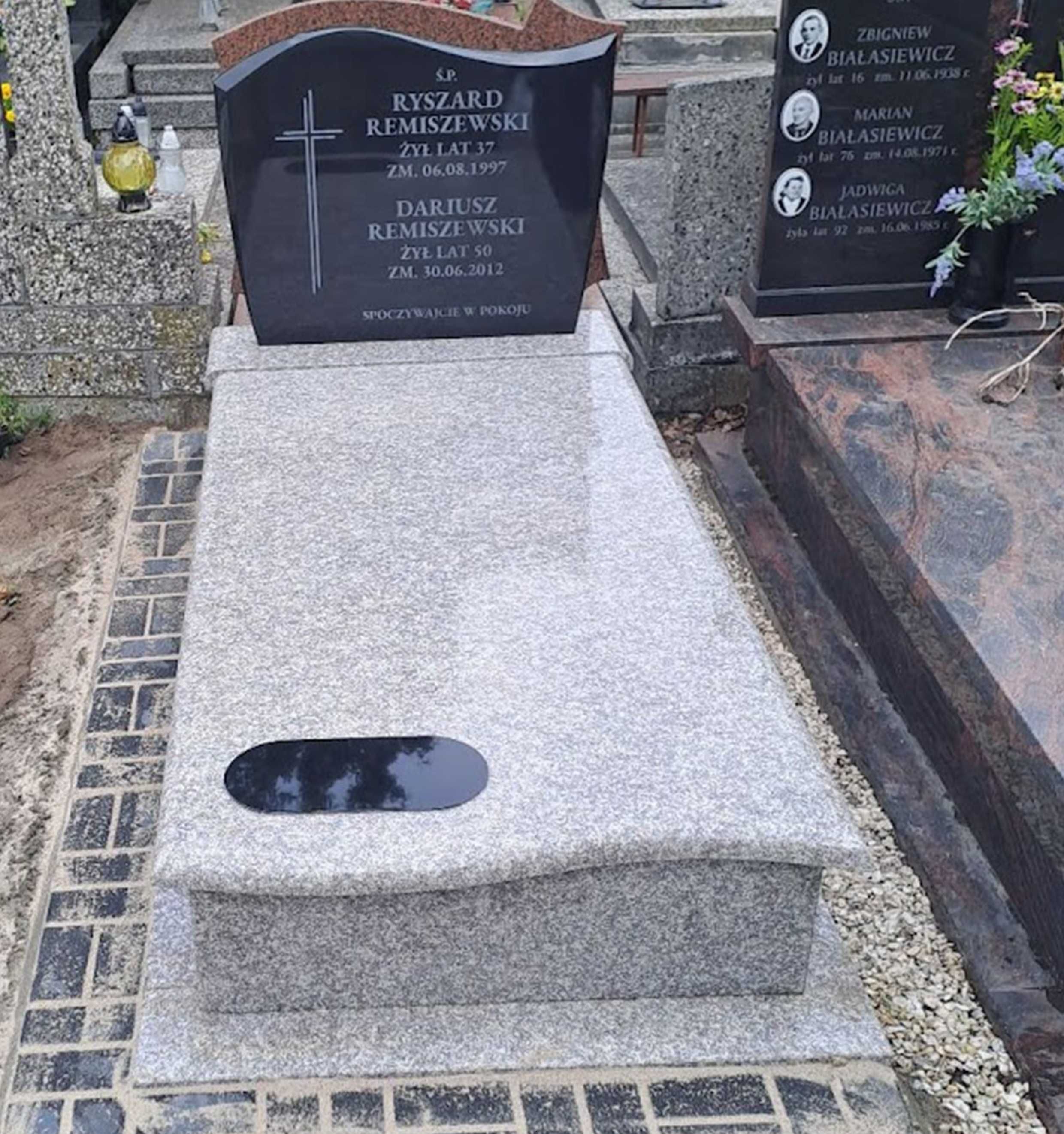 Nagrobki granitowe – sprzedaż, montaż, dodatki