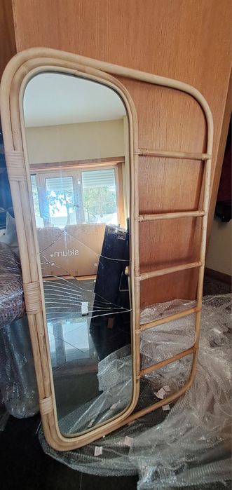 Estrutura de espelho com cabide