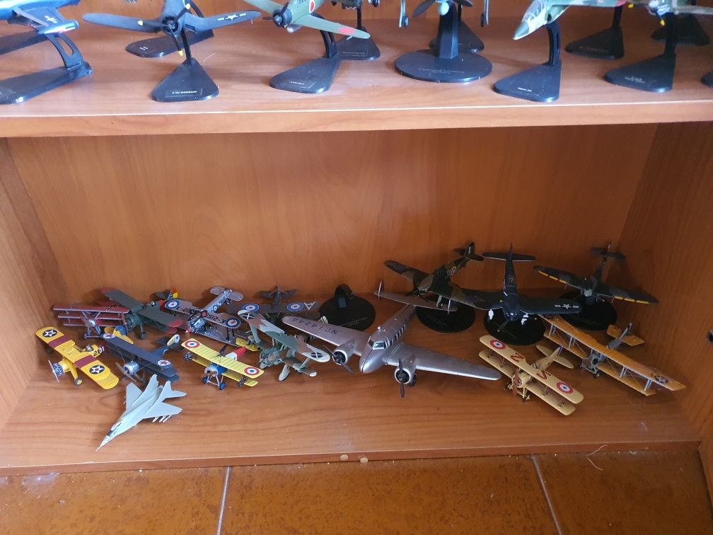 Vendo móvel com coleção de aviões e helicópteros de guerra