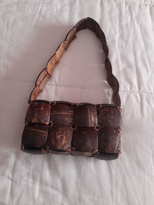 Carteira artesanal feita de casca de côco