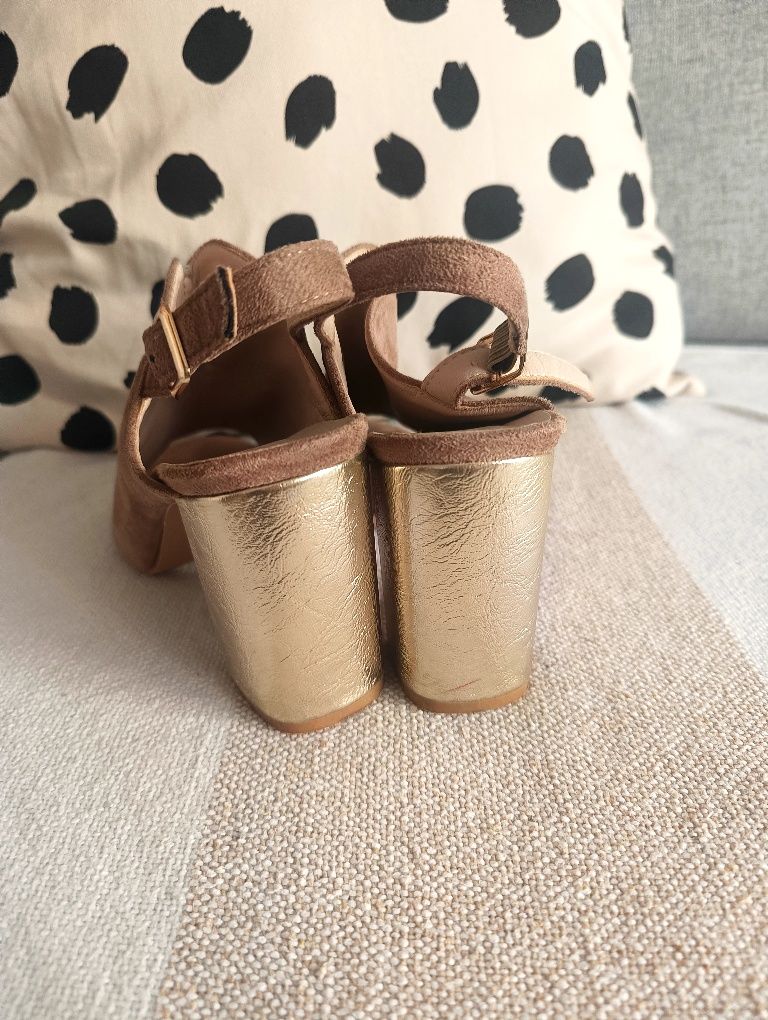 Buty na koturnie 38