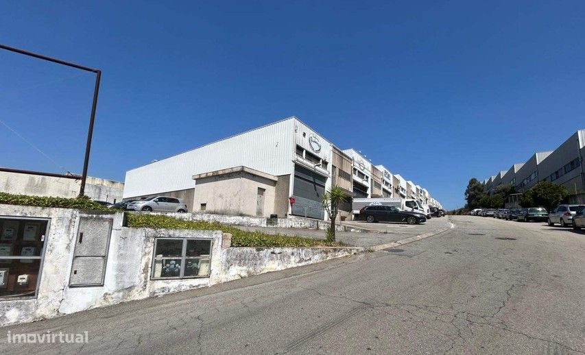 Armazém 458m2 condomínio fechado em Ermesinde