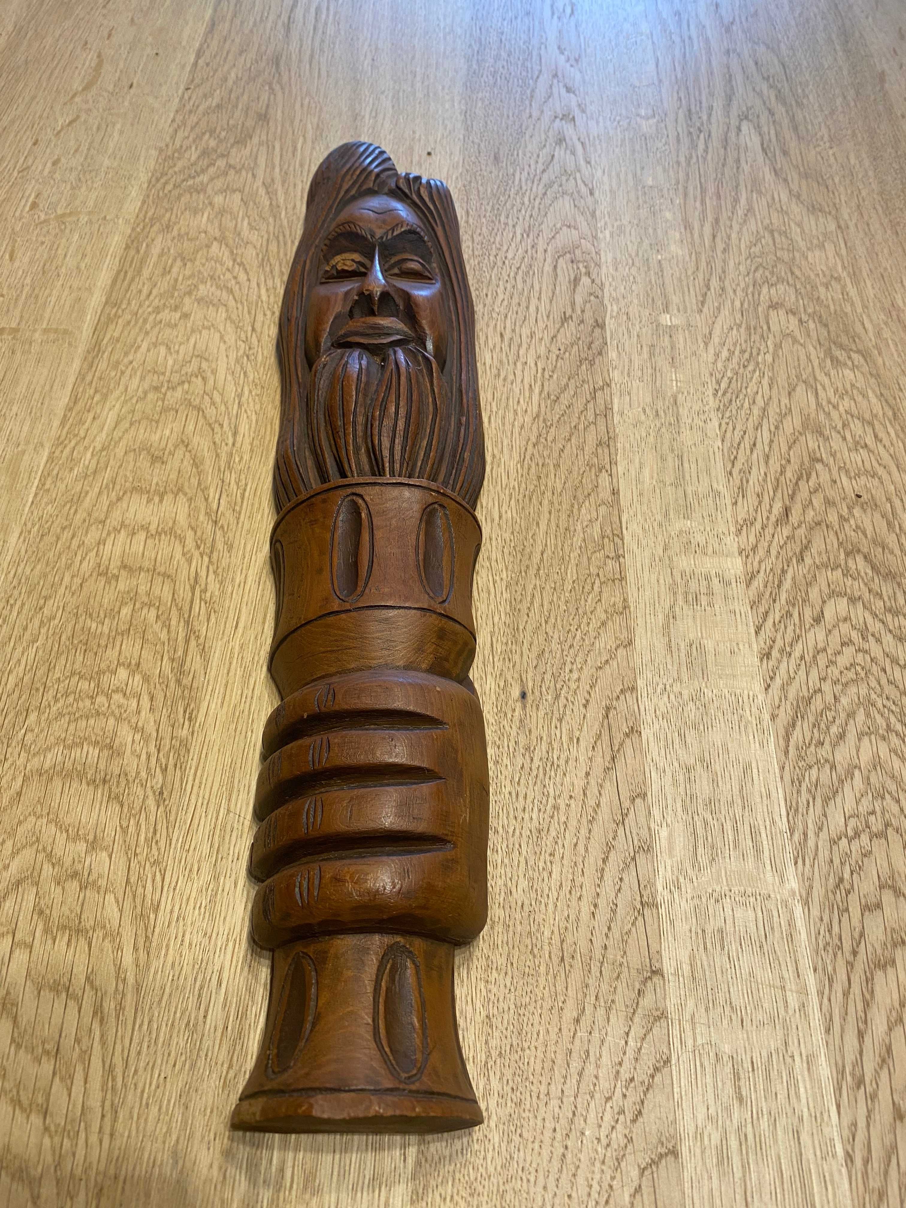 Płaskorzeźba drewniana – twarz pochodnia