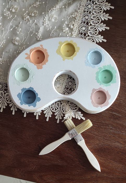 Drewniana paleta z farbami - rekwizyt do sesji