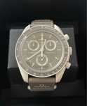 Omega x Swatch SO33T103 Desert  Biokeramik piaskowy z złotymi detalami
