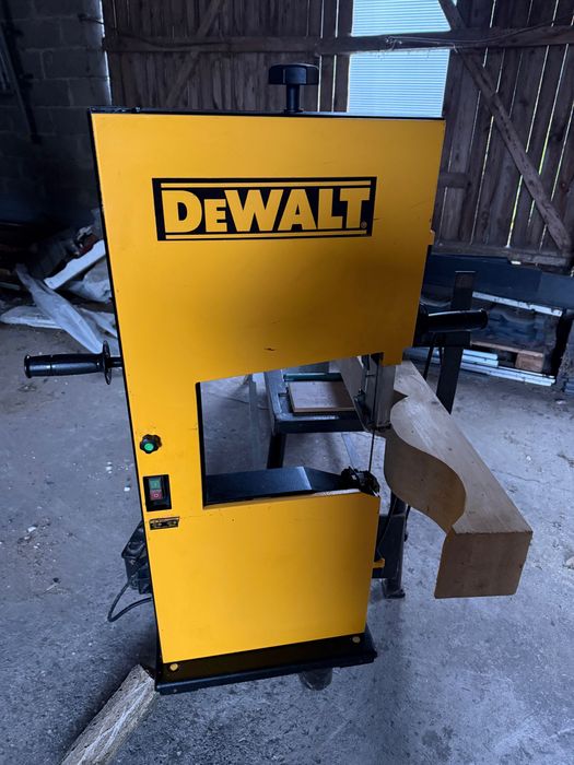Piła taśmowa dewalt na ramieniu wahadłowym