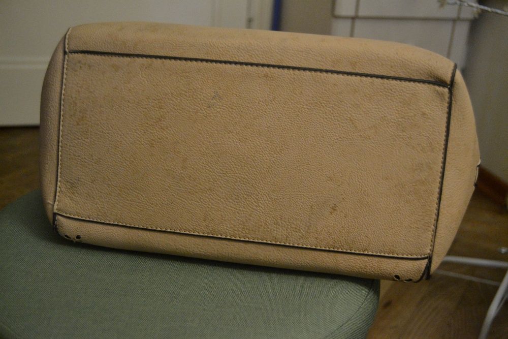 Beżowa torebka New Look ażurowe wzorki A4 złote wykończenia kuferek