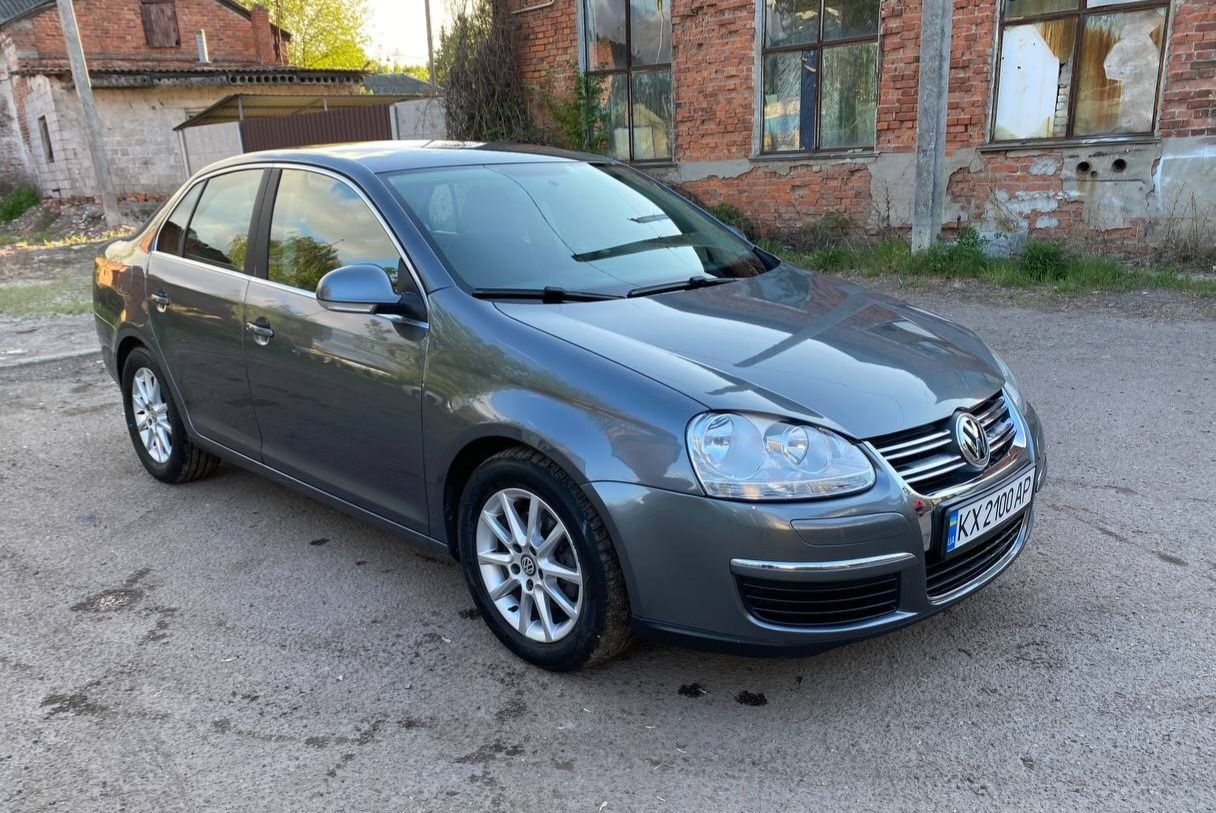 Автомобиль Volkswagen Jetta 5 2008 1,4 turbo