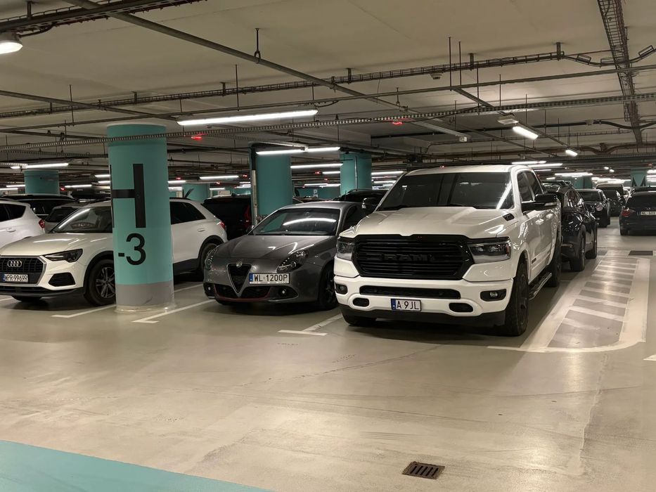 RAM 1500 Sprowadzony z USA, nowe skórzane fotele, światła LED, Polskie menu