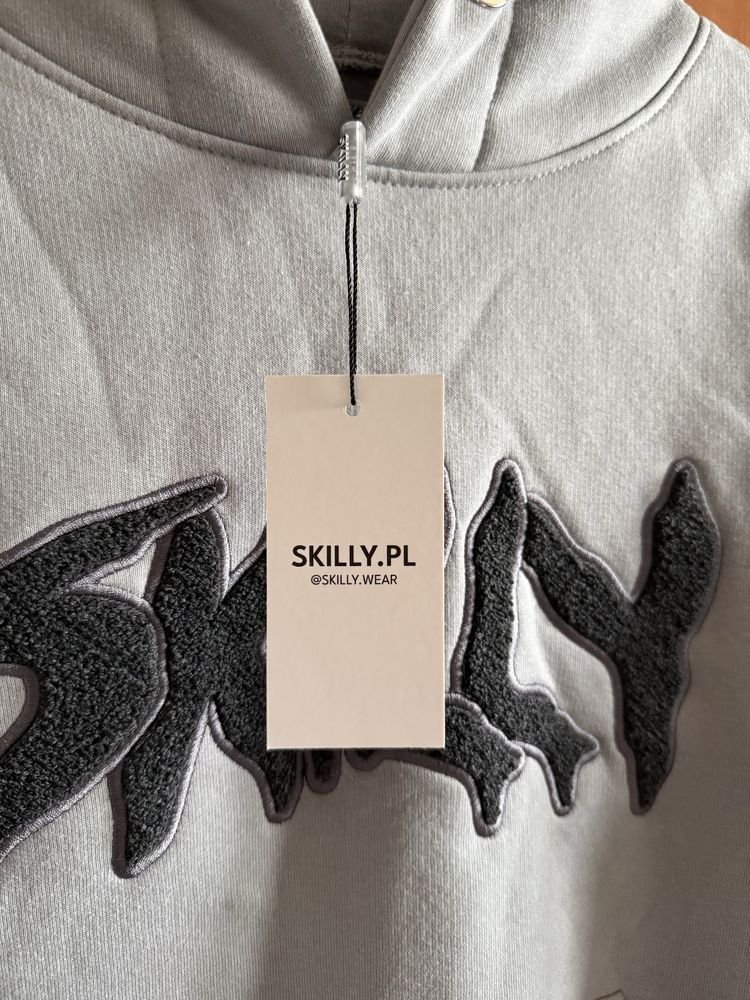 Szara bluza skilly