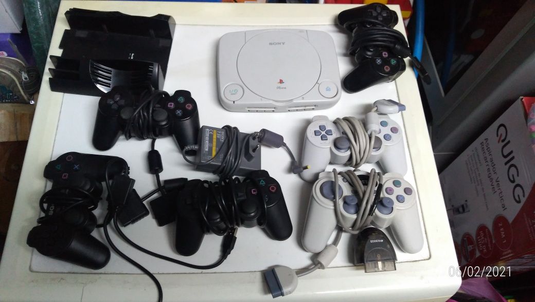 Várias consolas PlayStation 1 e 2