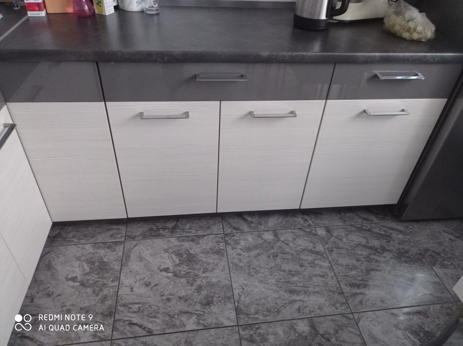 Komplet mebli plus stół i krzesła