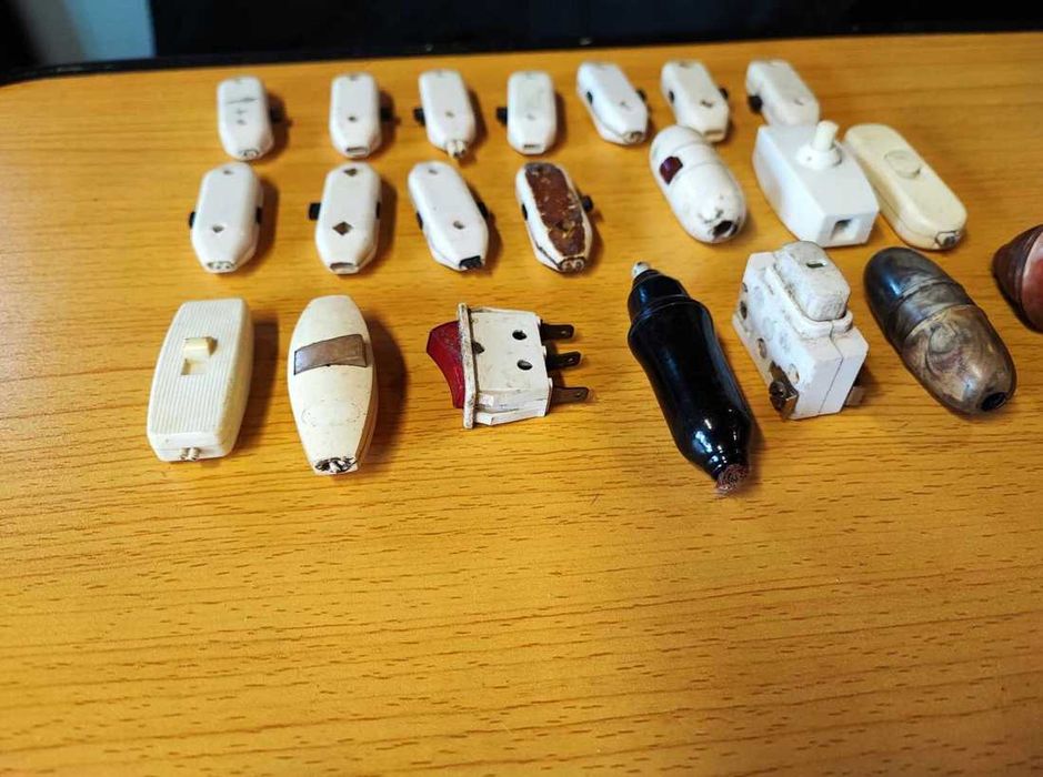 Bakelitowy wyłącznik,pstryczek elektryczek,cena za 1 szt.