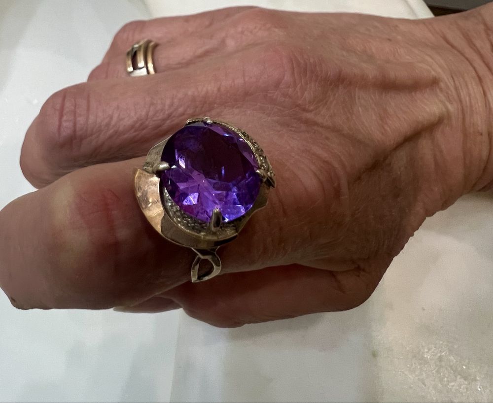 Продам серьги серебряные  и кольца разные.