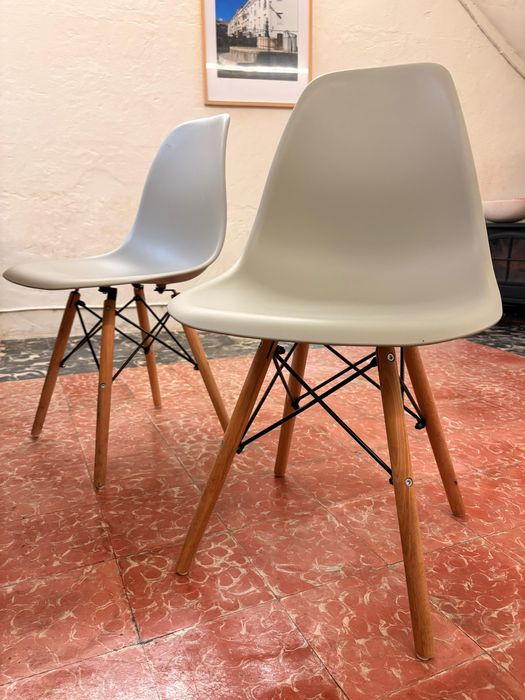 5 cadeiras cinzentas