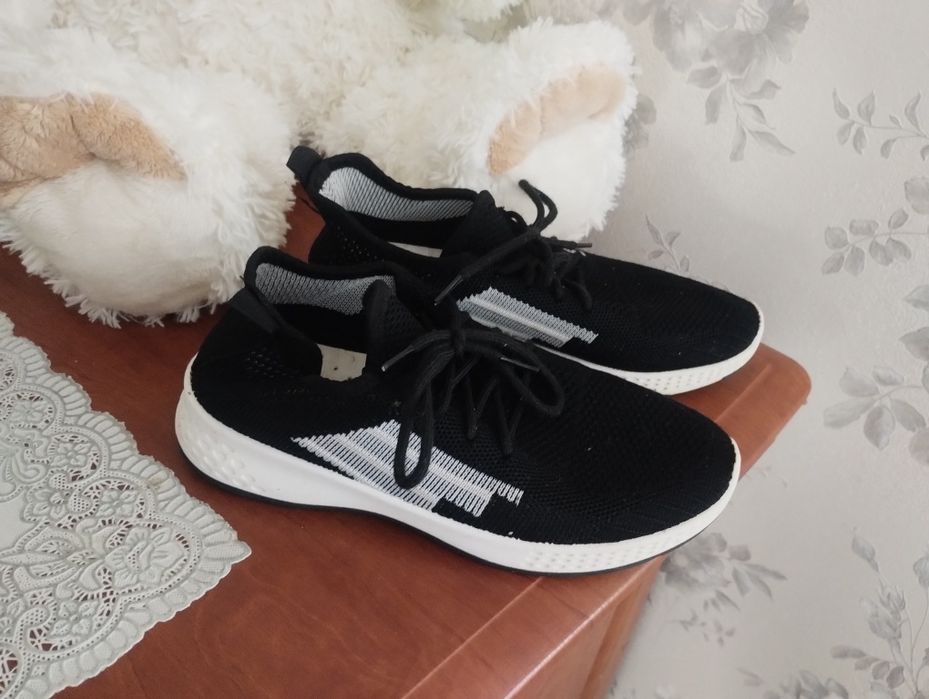 Віддам 3 пари красовок на 36-37 розмір