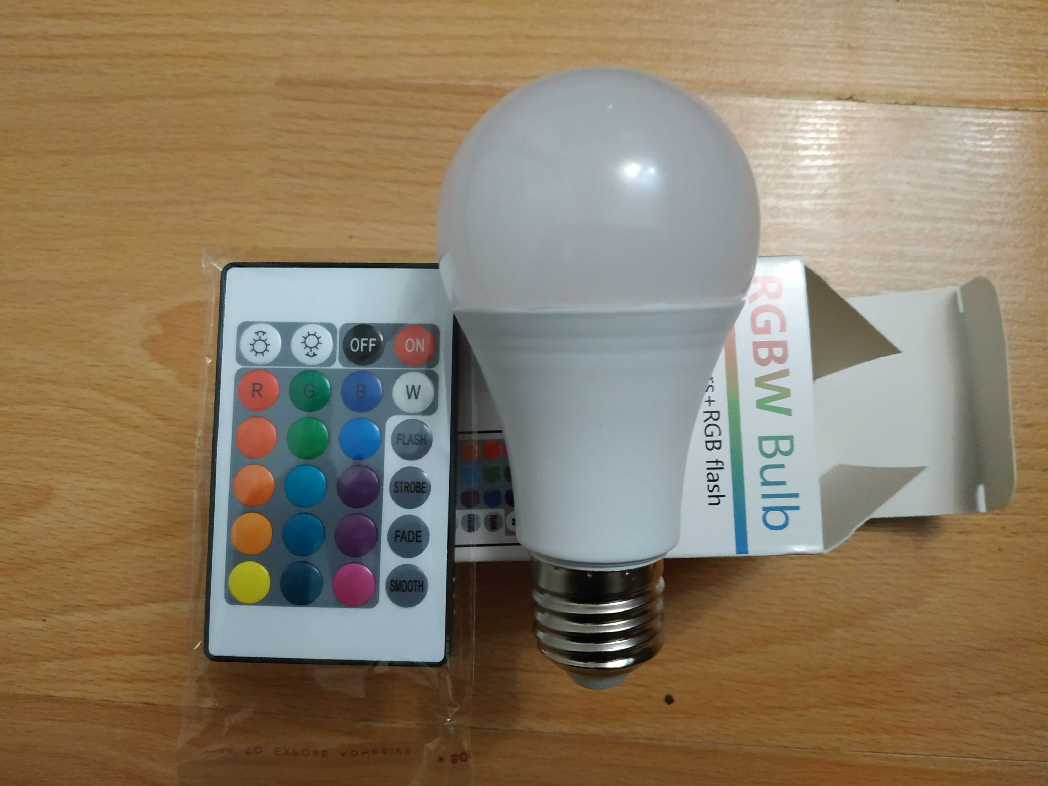 Світлодіодна E27 LED RGB 10Вт лампа, 16 кольорів + 4 ефекти з пультом