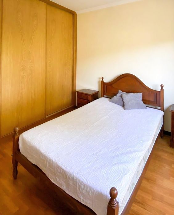 Cama em madeira maciça
