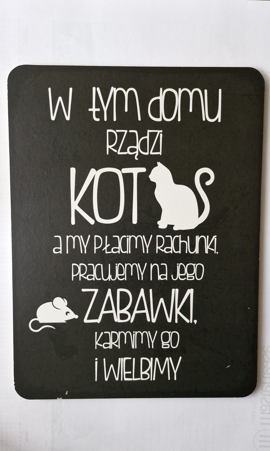W tym domu rządzi kot Dekoracja z napisem obraz z napisem na płycie