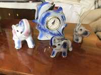 Zegar i porcelanowe słonie