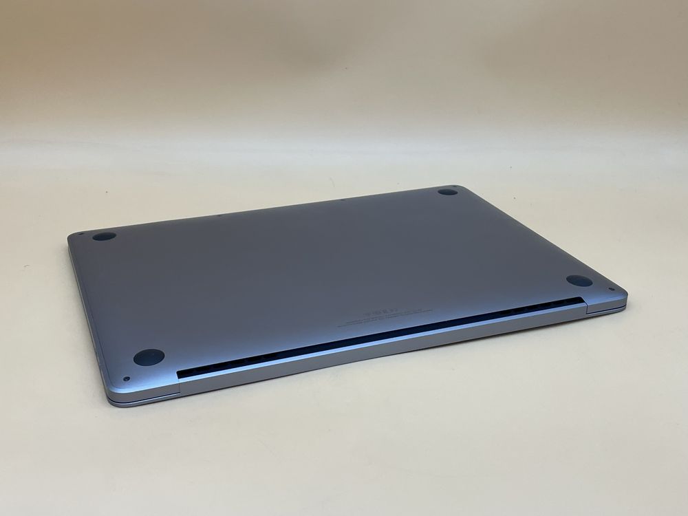 Macbook pro 13.3 2019 i5 256  ssd 8gb оперативки ідеал