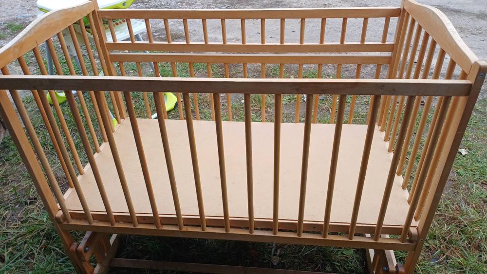 Продам дитячу краватку гойдалку з матрацом.Столик для годування в пода