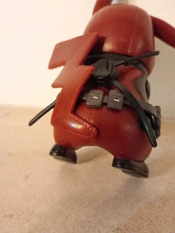 Pikachu vestido de deadpool