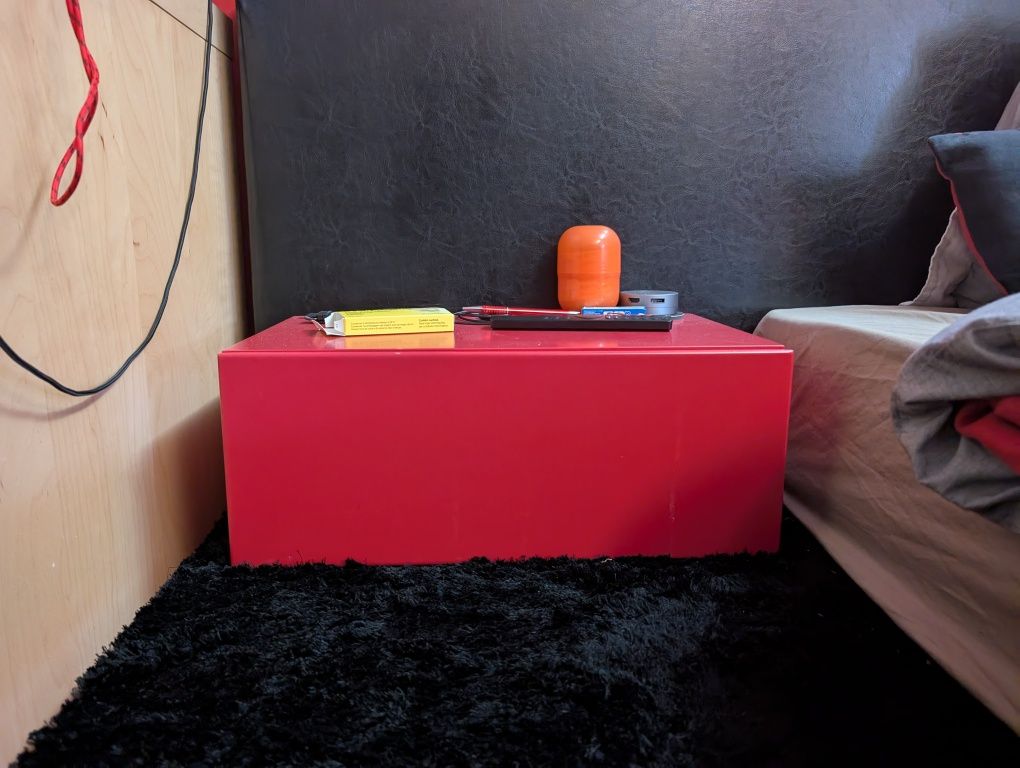 Cama e mesa cabeceira