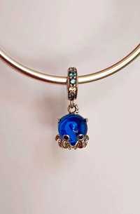 Srebrna zawieszka w kształcie ośmiornicy z niebieskim kryształem
