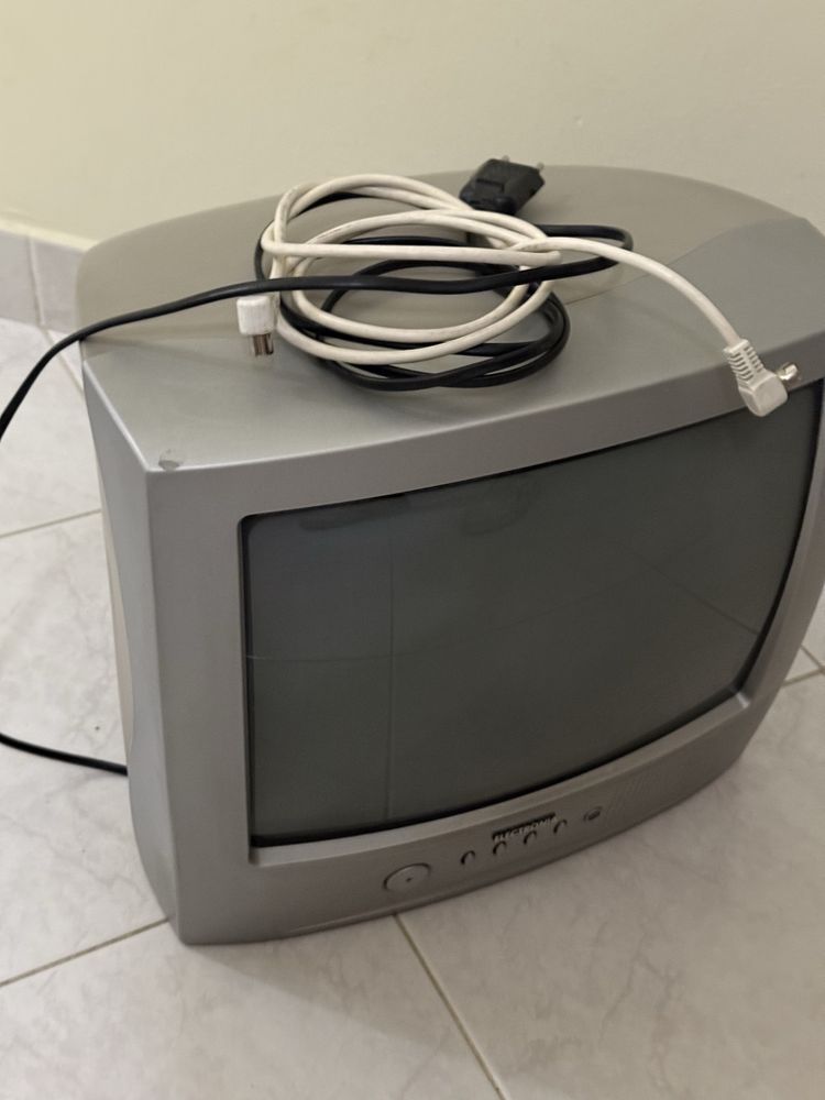 TV antiga a funcionar