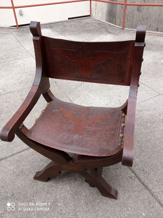Cadeirão em madeira e couro.