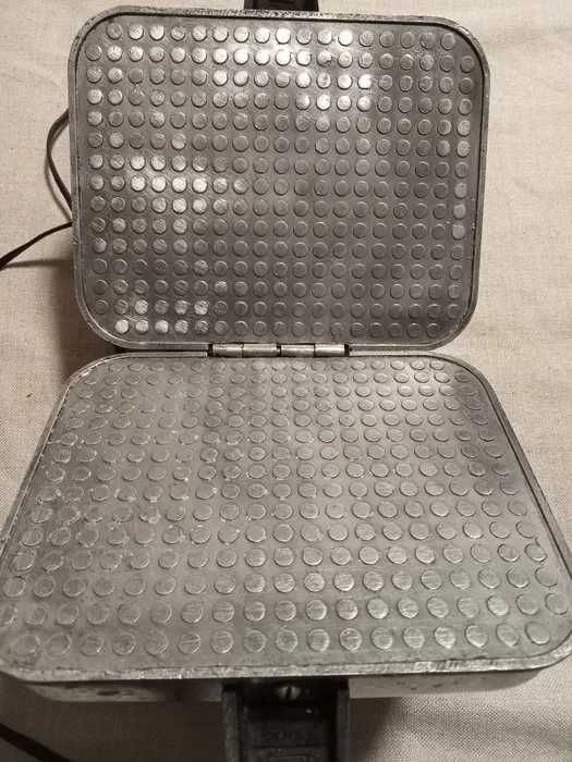 Электровафельница.