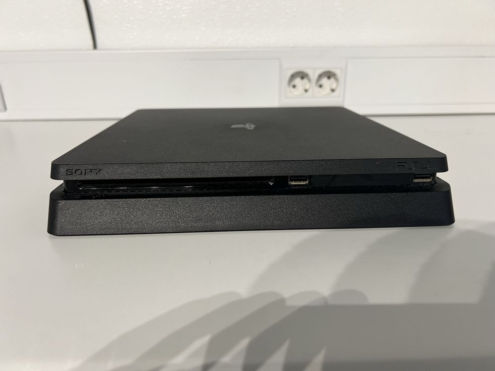 PS4 Slim 1TB em perfeittas condições