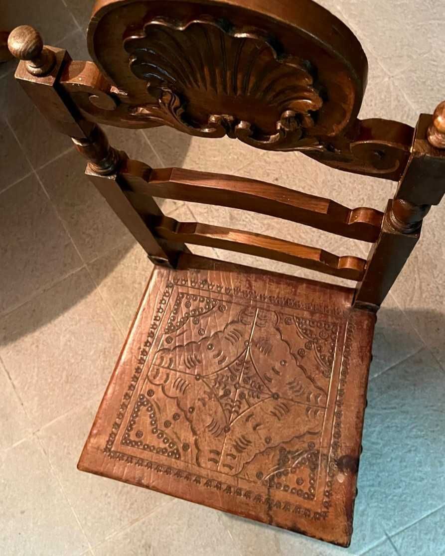 Mesa de madeira com 6 cadeiras