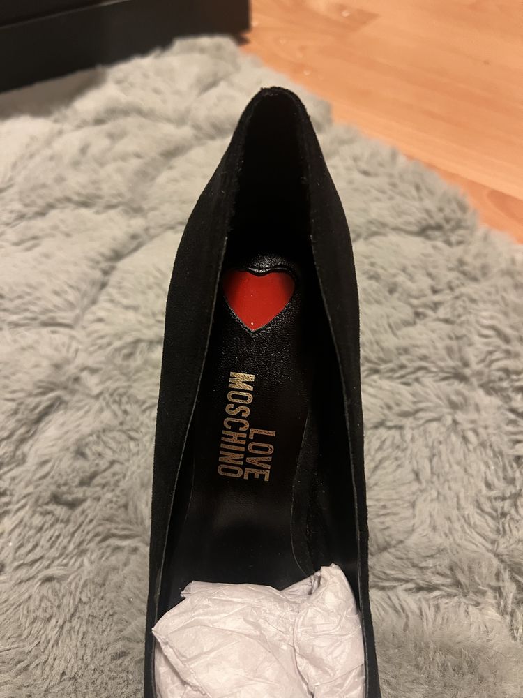 Nowe czarne buty na obcasie ze złotymi serduszkami Love Moschino [37]