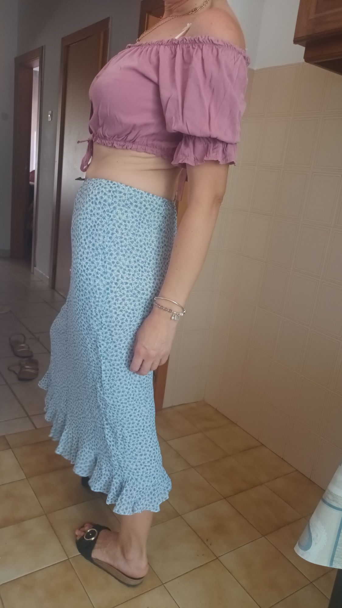 Saia fina,gira. Sem marca.