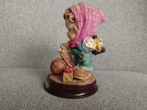 Figurka dziewczynka z piłką