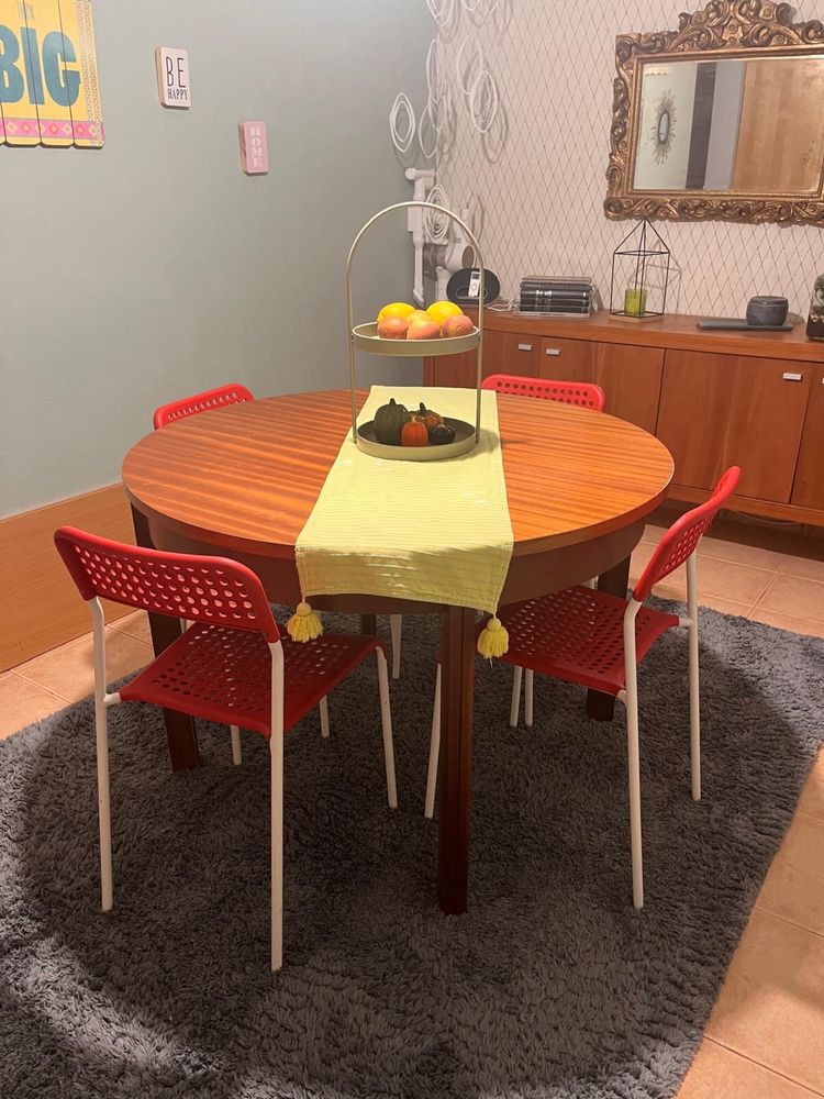 Mesa de sala em madeira