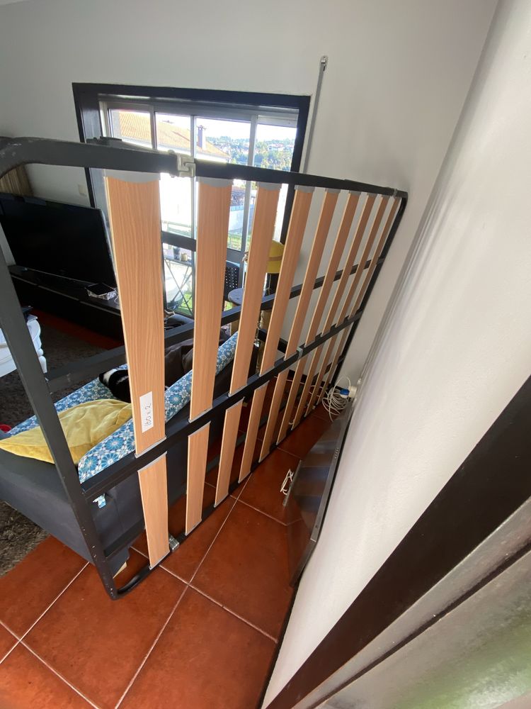 Estrado/estrutura de cama com pés e rodas. (1.60x2.00)