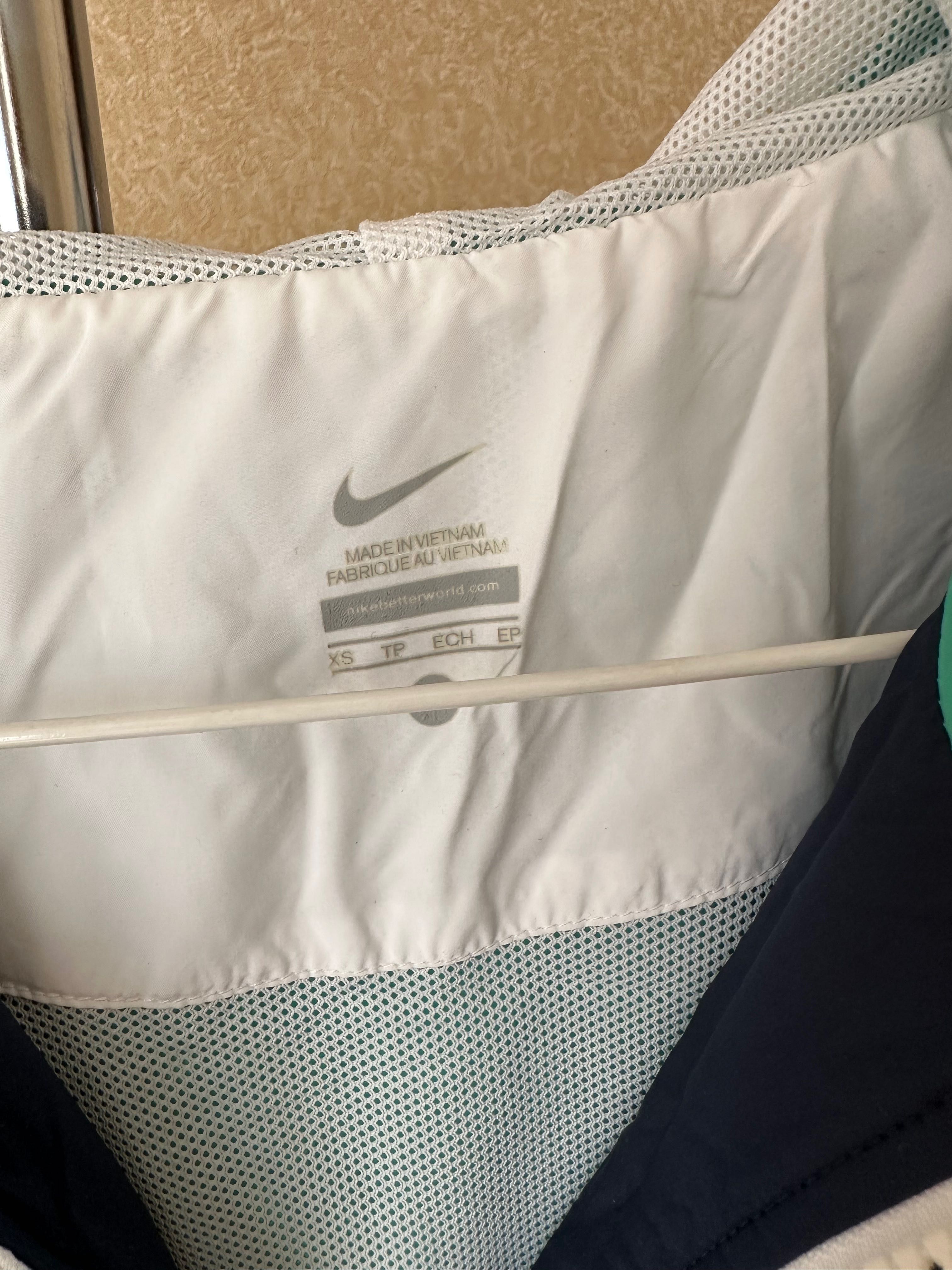 Ветровка Nike размер xs оригинал в новом состоянии