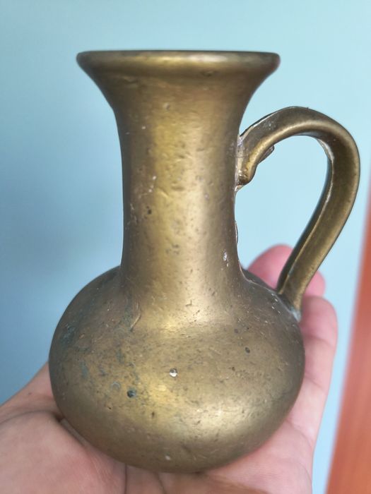 Mosiężny dzbanuszek