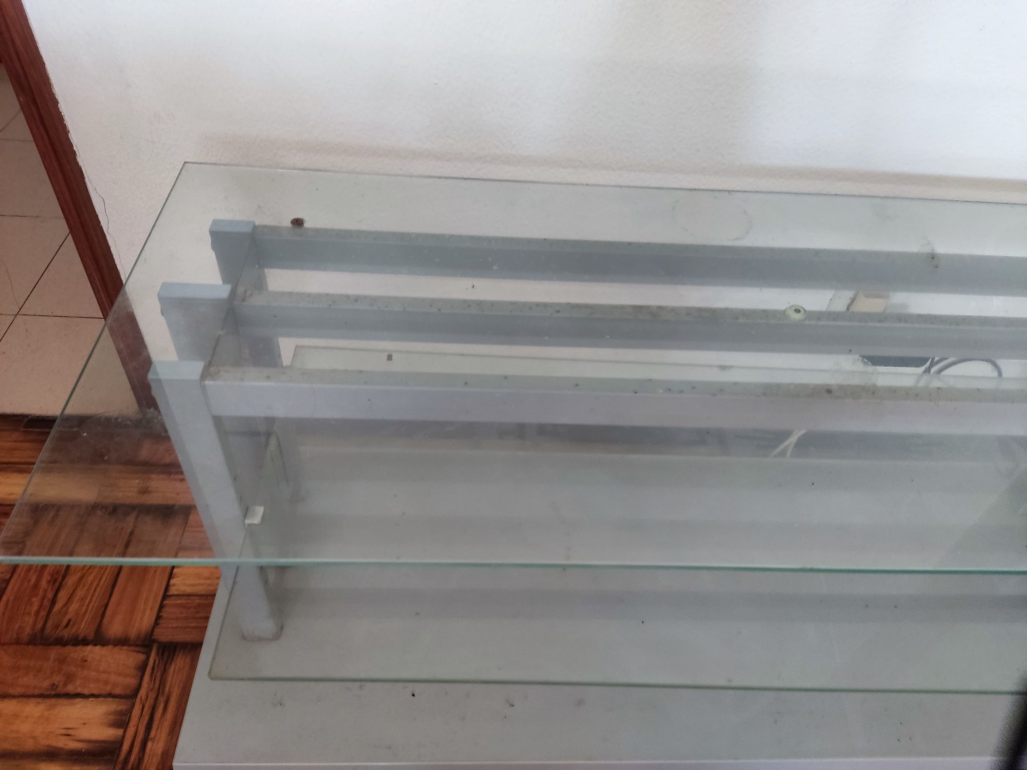 Mesa em vidro com rodas e duas prateleiras