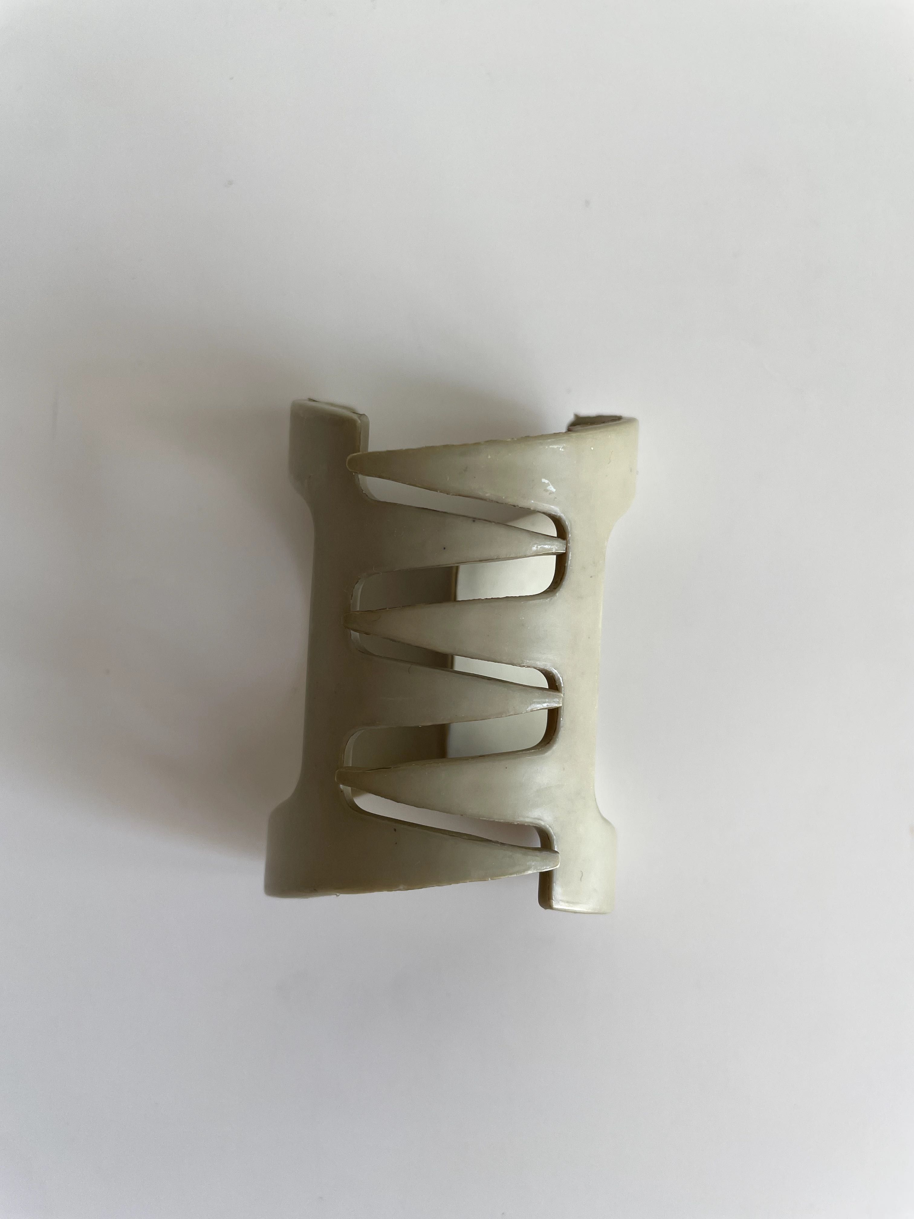 beżowa karmelowa karmelowa spinka klamra do włosów plastikowa 6 cm