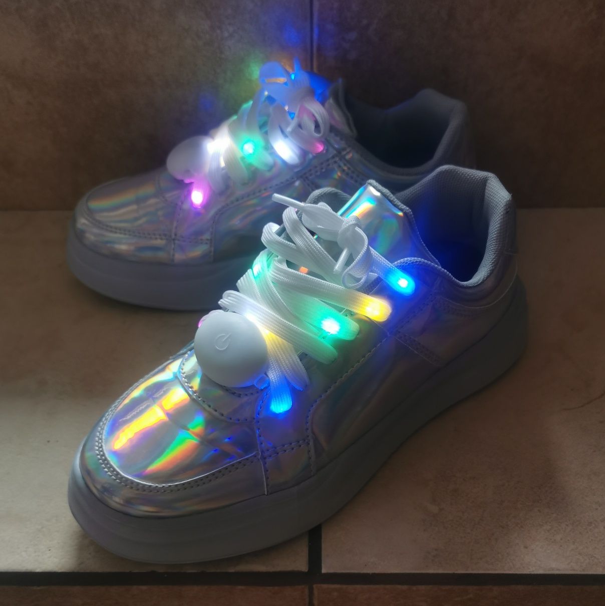 Sneakersy holograficzne z sznurowkami LED