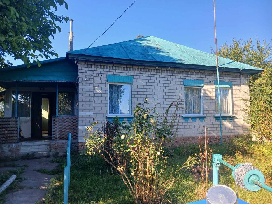 Приватний будинок з великою територією, з усіма комунікаціями
