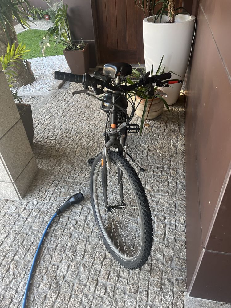 Bina bicicleta motorizada